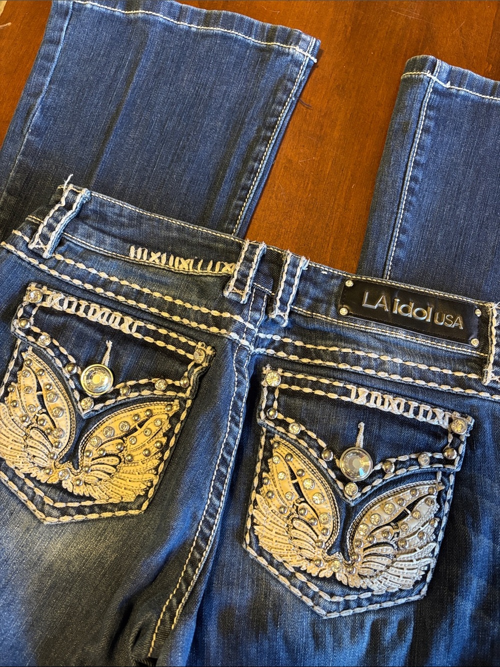 L.A. IDOL W30/L34 Embellished Angel Wings Back Pockets Boot-cut Jeans (L-126)